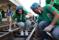 কমলাপুর রেলস্টেশন পরিষ্কারে একদল তরুণ-তরুণী