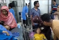 কুমিল্লায় শ্রেণিকক্ষে হাসতে হাসতে হঠাৎ অজ্ঞান ২৫ ছাত্রী! কুমিল্লায় শ্রেণিকক্ষে হাসতে হাসতে হঠাৎ অজ্ঞান ২৫ ছাত্রী!