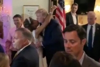 বিয়ের আসরে হঠাৎ হাজির হয়ে কনেকে চুম্বন করলেন ট্রাম্প