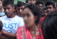 একে-অন্যকে 'ছেলেধ'রা' বলে গণধো'লাই খেলেন স্বামী-স্ত্রী একে-অন্যকে 'ছেলেধ'রা' বলে গণধো'লাই খেলেন স্বামী-স্ত্রী