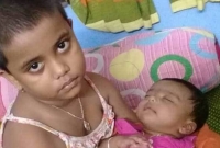 ঝুলছে মায়ের মৃত'দেহ, পাশে বসে কাঁদছে দুই অবুঝ সন্তান
