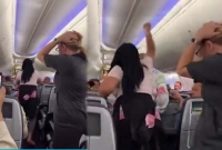 বিমানে অন্য নারীর সঙ্গে প্রেমিক, রেগেমেগে গিয়ে মাথায় ল্যাপটপ ভাঙলেন প্রেমিকা