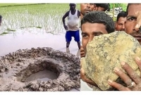কৃষকদের চোখের সামনেই হঠাৎ বিকট শব্দে আকাশ থেকে পড়লো উল্কা!