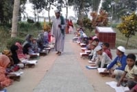 ৩৫ বছর ধরে মানুষকে বিনা খরচে কোরআন শিক্ষা দিচ্ছেন হাফেজ আবদুল হান্নান