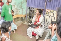 স্বামীর বিয়ে আটকাতে শ্বশুরবাড়ির গেটের সামনে অনশনে স্ত্রী সোনিয়া