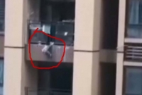 রাখে আল্লাহ মারে কে; ৬ তলা থেকে পড়েও যেভাবে প্রাণে বাঁচল ছোট্ট শিশুটি!