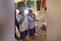 শুধু হাতের স্পর্শেই জ্বলে উঠছে বৈদ্যুতিক বাল্ব, 'আজব' ক্ষমতা ভাই-বোনের! শুধু হাতের স্পর্শেই জ্বলে উঠছে বৈদ্যুতিক বাল্ব, 'আজব' ক্ষমতা ভাই-বোনের!