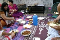 মাটিতে বসে খাবার খাওয়ার বিস্ময়কর স্বাস্থ্য উপকারিতা!