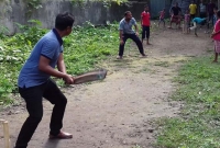 গাড়ি থেকে নেমে শিশু-কিশোরদের সাথে ক্রিকেট খেললেন ইউএনও