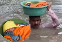 বন্যার প্রবল জলস্রোত থেকে শিশুকে উদ্ধার করে নায়ক এই পুলিশ অফিসার