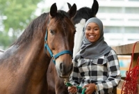 হিজাব পরে ঘোড়দৌড়ে চ্যাম্পিয়ন হয়ে তাক লাগিয়ে দিলেন খাদিজা