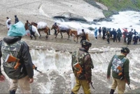দলে দলে পালাচ্ছে মানুষ, টহলে হাজার হাজার সেনা, ভয়াবহ কিছু ঘটতে চলেছে কাশ্মীরে!