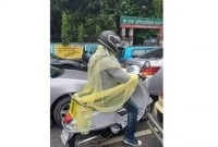 ডেঙ্গু আতঙ্কে মশারি গায়ে জড়িয়ে মোটরসাইকেলে! ফেসবুকে ভাইরাল