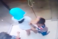 চলন্ত লিফটে ভাইয়ের গলায় আটকে গেল দড়ি, প্রাণপণ চেষ্টায় বাঁচালেন বোন 