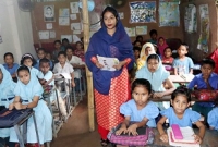 টিউশনির টাকা দিয়ে স্কুল চালাচ্ছেন কলেজছাত্রী!