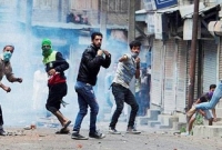 কাশ্মীরের বিভিন্ন স্থানে নিরাপত্তা বাহিনীর সঙ্গে বিক্ষোভকারীদের ব্যাপক সংঘর্ষ চলছে