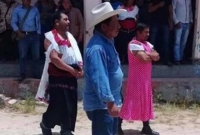 নির্বাচনী প্রতিশ্রুতি পালন না করায় নারীদের কাপড় পরিয়ে মেয়রকে শহর ঘোরালেন জনতা!