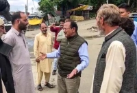 অবরুদ্ধ কাশ্মিরিদের কাছে গিয়ে যা জানতে চাইলেন ভারতের নিরাপত্তা উপদেষ্টা