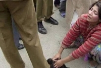 পুলিশ সদস্যের পা ধরে কাঁদতে দেখা যায় কাশ্মীরি এক তরুণীকে