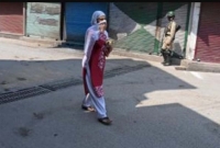 ফোনে কাঁদতে কাঁদতে ছেলেকে কাশ্মীরি মা বললেন 'ঈদে বাড়িতে আছিস না আব্বু'