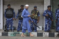 কড়া সেনা পাহারায় জুম্মার নামাজ আদায় করলেন কাশ্মীরি মুসল্লিরা