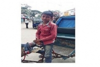  রিক্সা চালিয়ে পড়ালেখার পাশাপাশি সংসার চালায় ১৫ বছরের এতিম শিশু