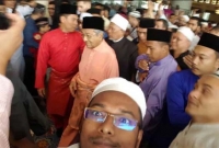 মসজিদ নেগারায় জন সাধারণের সঙ্গেই ঈদের নামাজে প্রধানমন্ত্রী মাহাথির মোহাম্মদ