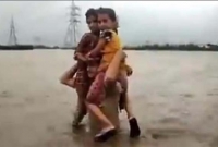 জীবনের ঝুঁকি নিয়ে বন্যার স্রোত থেকে দুই শিশুকে বাঁচালেন পুলিশ কনস্টেবল