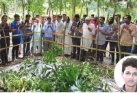 সবাই যেখান গরু নিয়ে ব্যস্ত সেইখানে কবরের পাশে কাঁদছেন রিফাতের মা