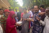 নিজ হাতে কোরবানির মাংস বিতরণ করলেন পরিমণি