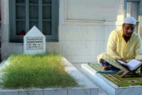 ৯১ বছর ধরে কবরের পাশে অবিরাম কোরআন তেলাওয়াত, একদিনের জন্যও তা বন্ধ হয়নি!