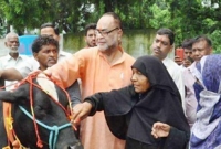 ভাইয়ের পরিবর্তে এবার গরুকে রাখি পরিয়ে দিলেন বিজেপি নেতা