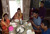বাজার করে সেই সীমার বাড়িতে খাবার খেলেন ইউএনও বাজার করে সেই সীমার বাড়িতে খাবার খেলেন ইউএনও