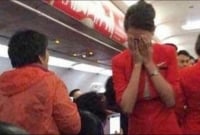 পছন্দের সিট না পেয়ে রেগে গিয়ে বিমানবালার মুখে গরম পানি!