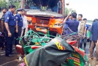 কুমিল্লায় বাসচাপায় একই পরিবারের ৬ জনসহ ৭ যাত্রী নিহ'ত কুমিল্লায় বাসচাপায় একই পরিবারের ৬ জনসহ ৭ যাত্রী নিহ'ত