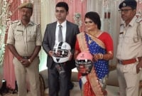 খালি মাথায় বাইক চালায় বর, বিয়েতে হেলমেট নিয়ে হাজির পুলিশ