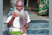 একবসায় ২ কেজি কাঁচামরিচ খান মোবারক মোল্লা!