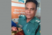 কুকুরের কামড়াকামড়ির হাত থেকে নবজাতককে রক্ষা করলো এসআই