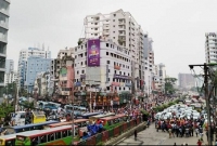 বিনা নোটিশে তিনটি পোশাক কারখানা বন্ধের প্রতিবাদে শ্রমিকদের সড়ক অবরোধ