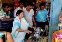 দোকানে ঢুকে নিজেই চা বানিয়ে সবাইকে খাওয়ালেন মমতা ব্যানার্জী