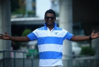 অসহায় মানুষকে হাসপাতালে পৌঁছে দেয়ার কাজ করেন রাশেদ সীমান্ত