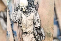 বিবর্ণ পোশাক পরে শুয়ে আছে আস্ত একটা নরকঙ্কাল!