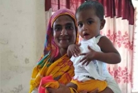 সেই পাগলির দেড় বছরের কন্যার মা হলে হিজড়া