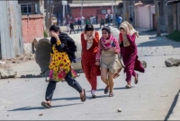 কাশ্মীরে সবচেয়ে বেশি ভোগান্তি পোহাতে হচ্ছে মেয়েদের