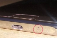 জেনে নিন, মোবাইলে কেন থাকে এই ছোট ছিদ্রটি?