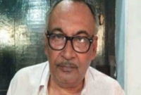 চল্লিশ বছর ধরে পাঁচ টাকা ভিজিটে প্রতিদিন ২০০ রোগী দেখেন তিনি