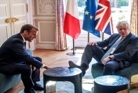 ফরাসি প্রেসিডেন্টের সামনের টেবিলে পা রেখে আলোচনায় ব্রিটিশ প্রধানমন্ত্রী