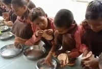 স্কুলের খাবারের টাকা মেরে কেবল রুটি লবণ খেতে দিচ্ছে শিক্ষার্থীদের