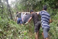 পাহাড়ে ৪ ঘণ্টা কাধে বয়ে গর্ভবতী মাকে হাসপাতালে ভর্তি