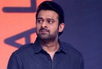 বলিউডে তিন খানকে একাই টক্কর দিচ্ছেন প্রভাস